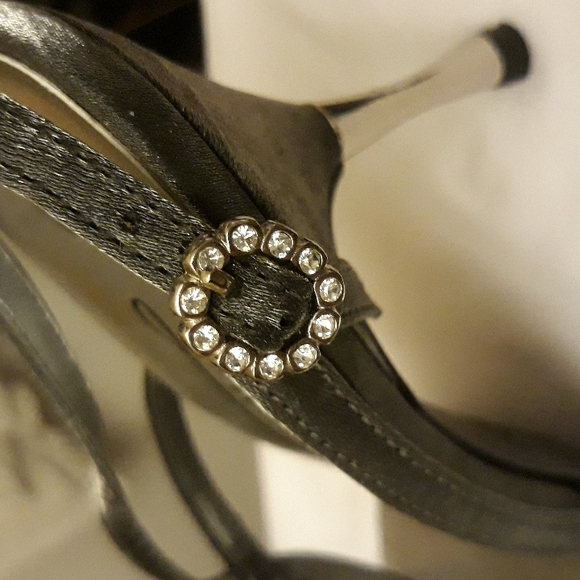 Fiona Sz 9 Grey Metallic Flower-shaped Rhinestone Buckles. - Picture 7 of 9